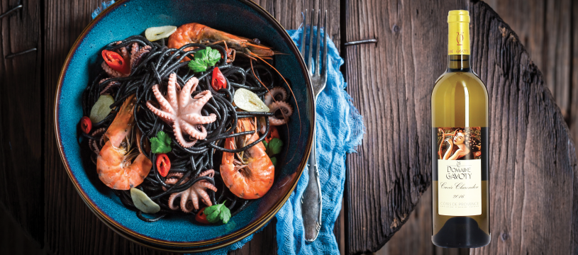 Des linguines à l'encre de seiche et aux calamars