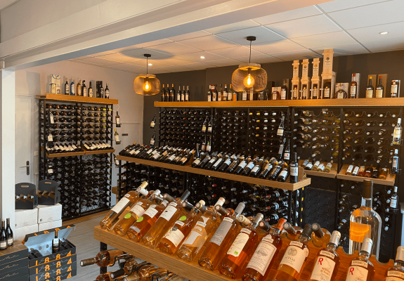 https://www.cavavin.co/sites/default/files/styles/galerie_magasin/public/magasin/large%20gamme%20de%20vins-min.png?itok=DyxmdnE8