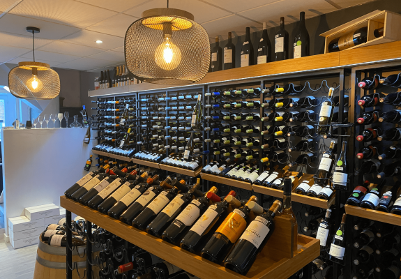 https://www.cavavin.co/sites/default/files/styles/galerie_magasin/public/magasin/se%CC%81lection%20de%20vins%20rouges-min.png?itok=WcI27eoJ